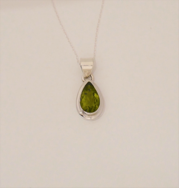P1060015-peridot-pendentif.jpg