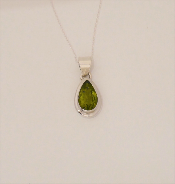 P1060015-peridot-pendentif.jpg